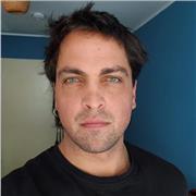 Me defino como un artista y educador versátil: cineasta, guionista, actor y facilitador de intimidad con experiencia internacional